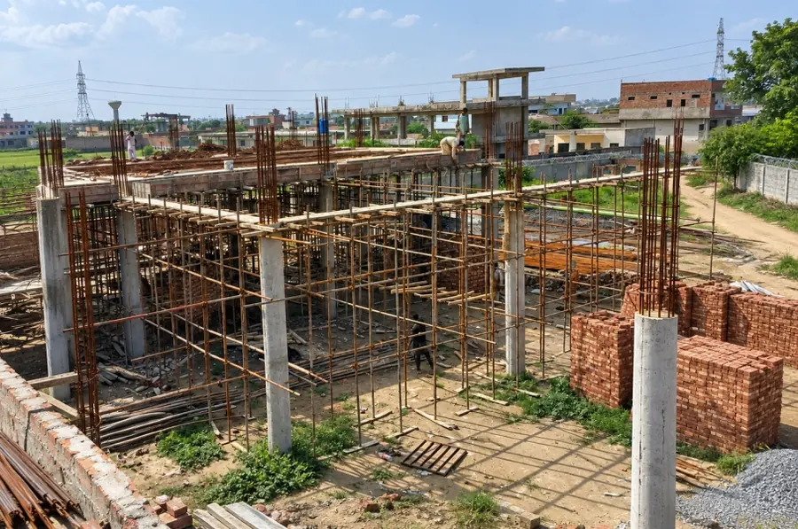 Kamal Garments utility area, Lahore: reinforced concrete columns under construction
